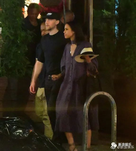 Caption | What happened to her? This pair is secretly poking and showing love again!
