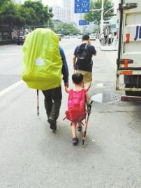 China's smallest backpacker &mdash; &mdash; Four-year-old girl Wen Wen.